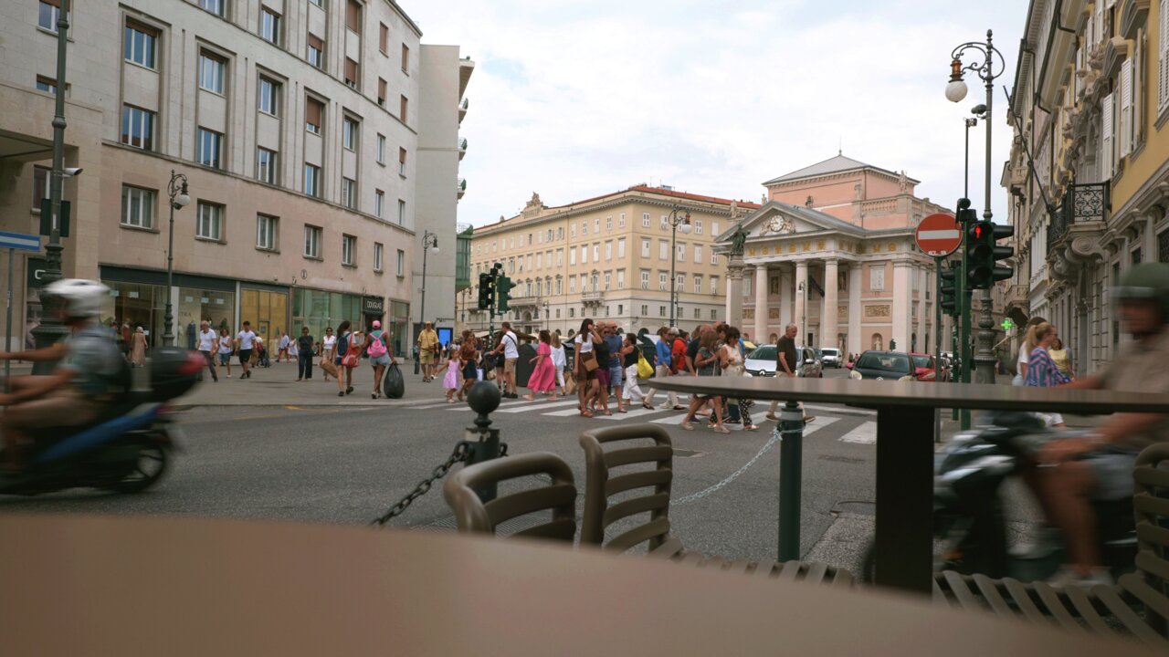Záber z videa Trieste Postcards — rušná križovatka v Terste